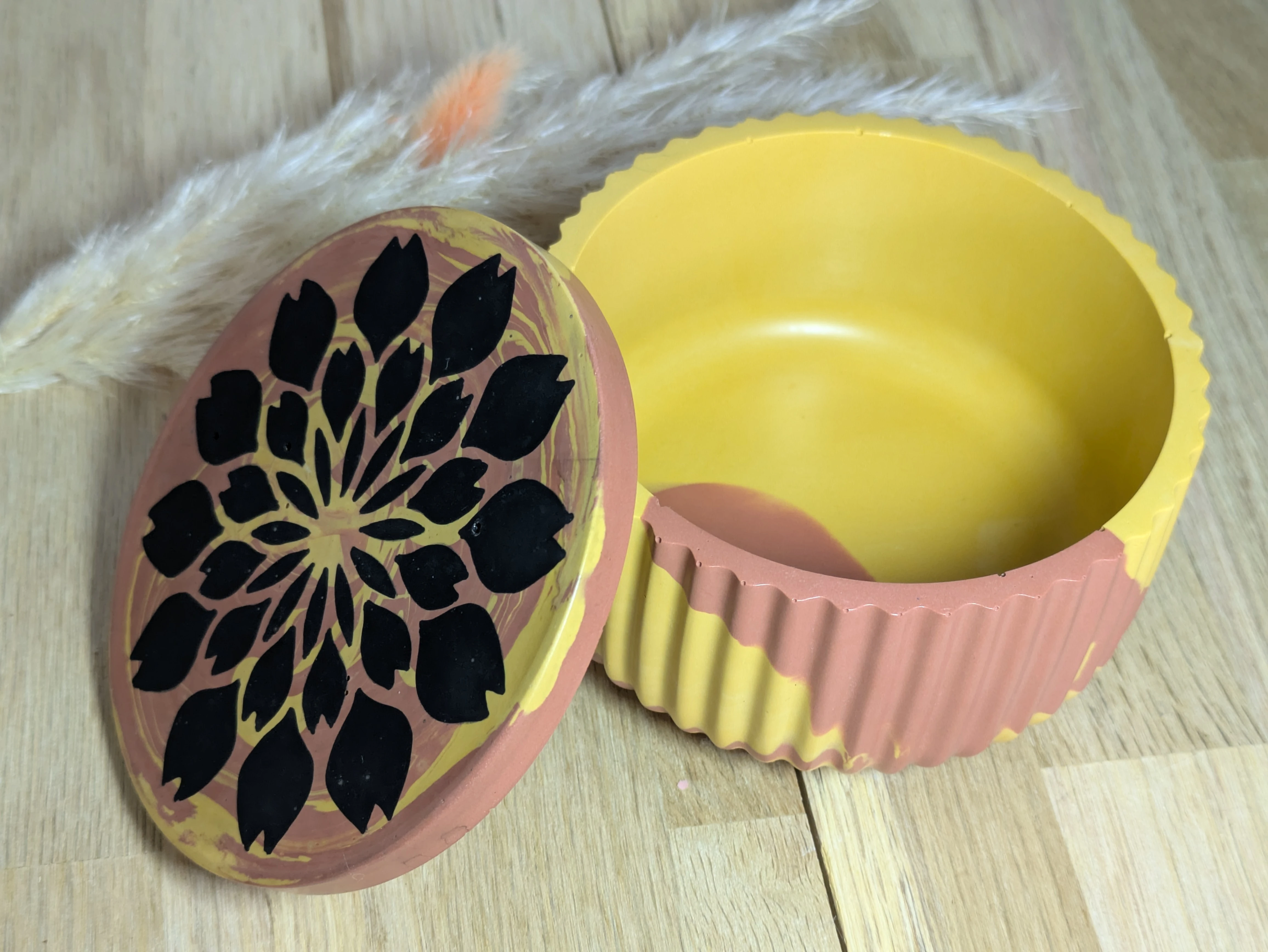 Boîte ronde rayée illustrée